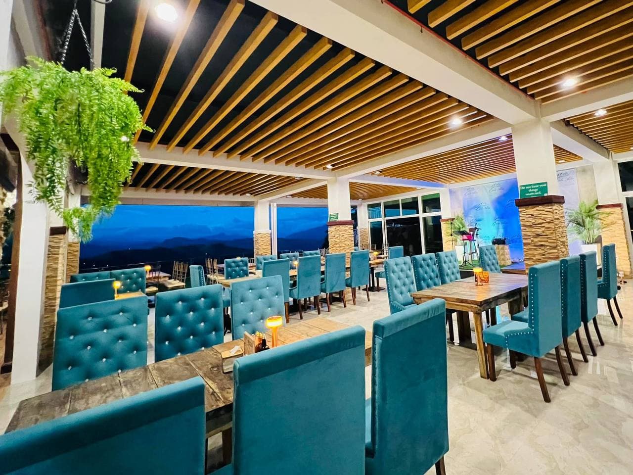 Cielo Alto Restaurant with acoustic music atmosphere
